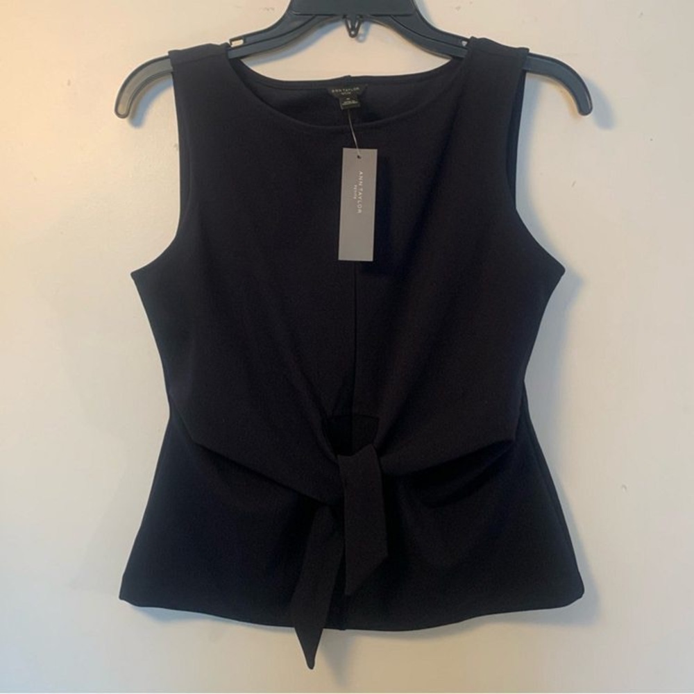 Chic Black Sleeveless Blouse